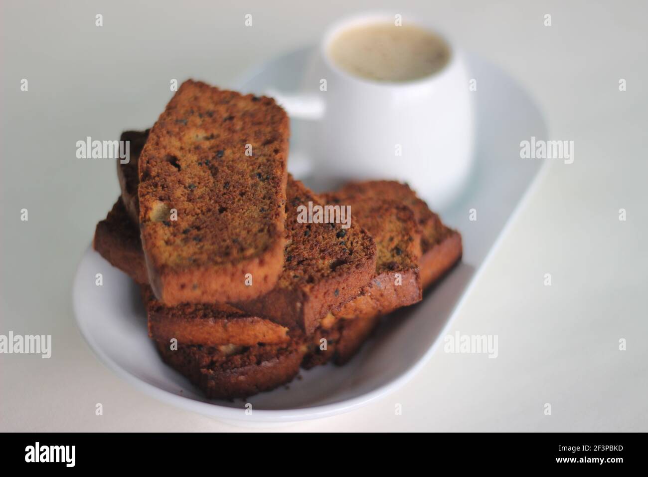 Pain grillé fait de blé entier mûr de gâteau de plantain. Il est également appelé rusk. Bon à avoir avec le thé du soir. Temps de thé élevé Banque D'Images