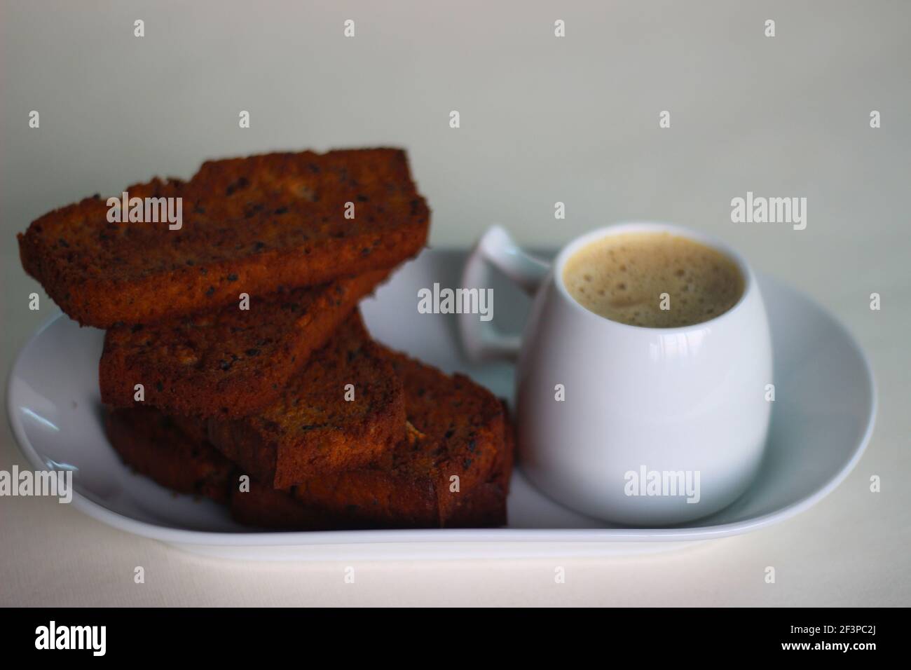 Pain grillé fait de blé entier mûr de gâteau de plantain. Il est également appelé rusk. Bon à avoir avec le thé du soir. Temps de thé élevé Banque D'Images