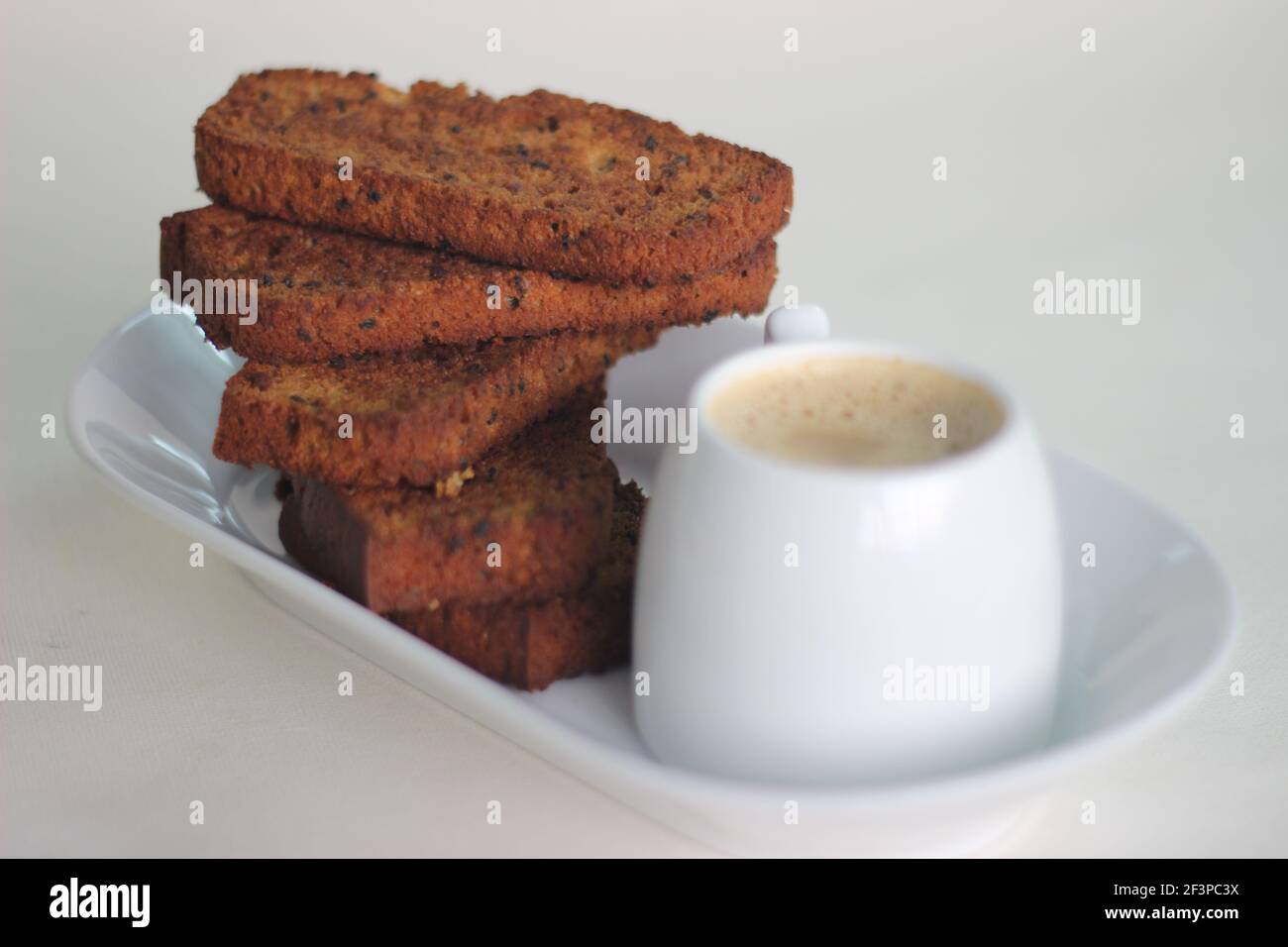 Pain grillé fait de blé entier mûr de gâteau de plantain. Il est également appelé rusk. Bon à avoir avec le thé du soir. Temps de thé élevé Banque D'Images