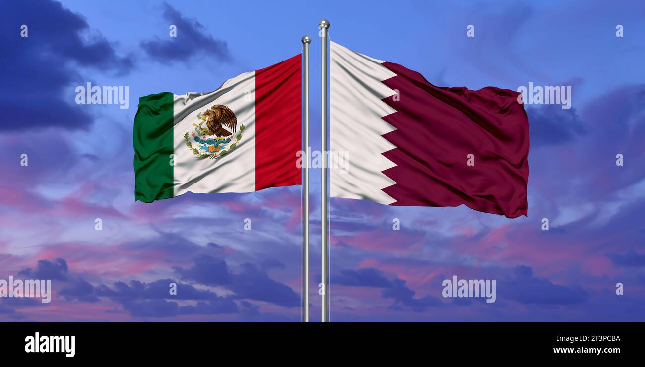Le Mexique et le Qatar drapeaux dans le vent contre ciel bleu nuageux blanc ensemble. Concept de diplomatie, de relations internationales. Banque D'Images