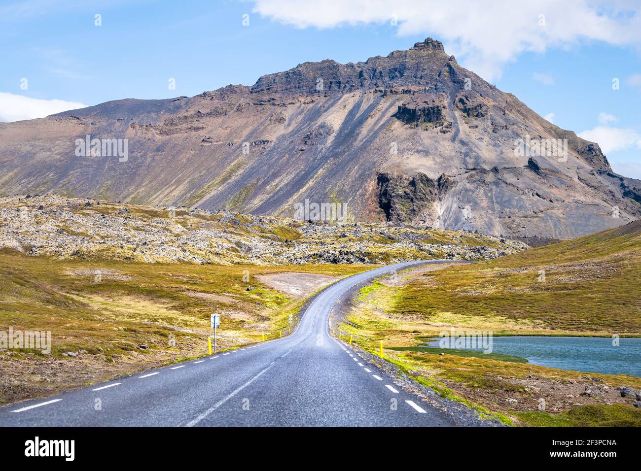Champ de lave en été sur la péninsule de Snaefellsnes en Islande avec point de vue de la voiture de route d'autoroute vide droit et rocailleux falaise Banque D'Images
