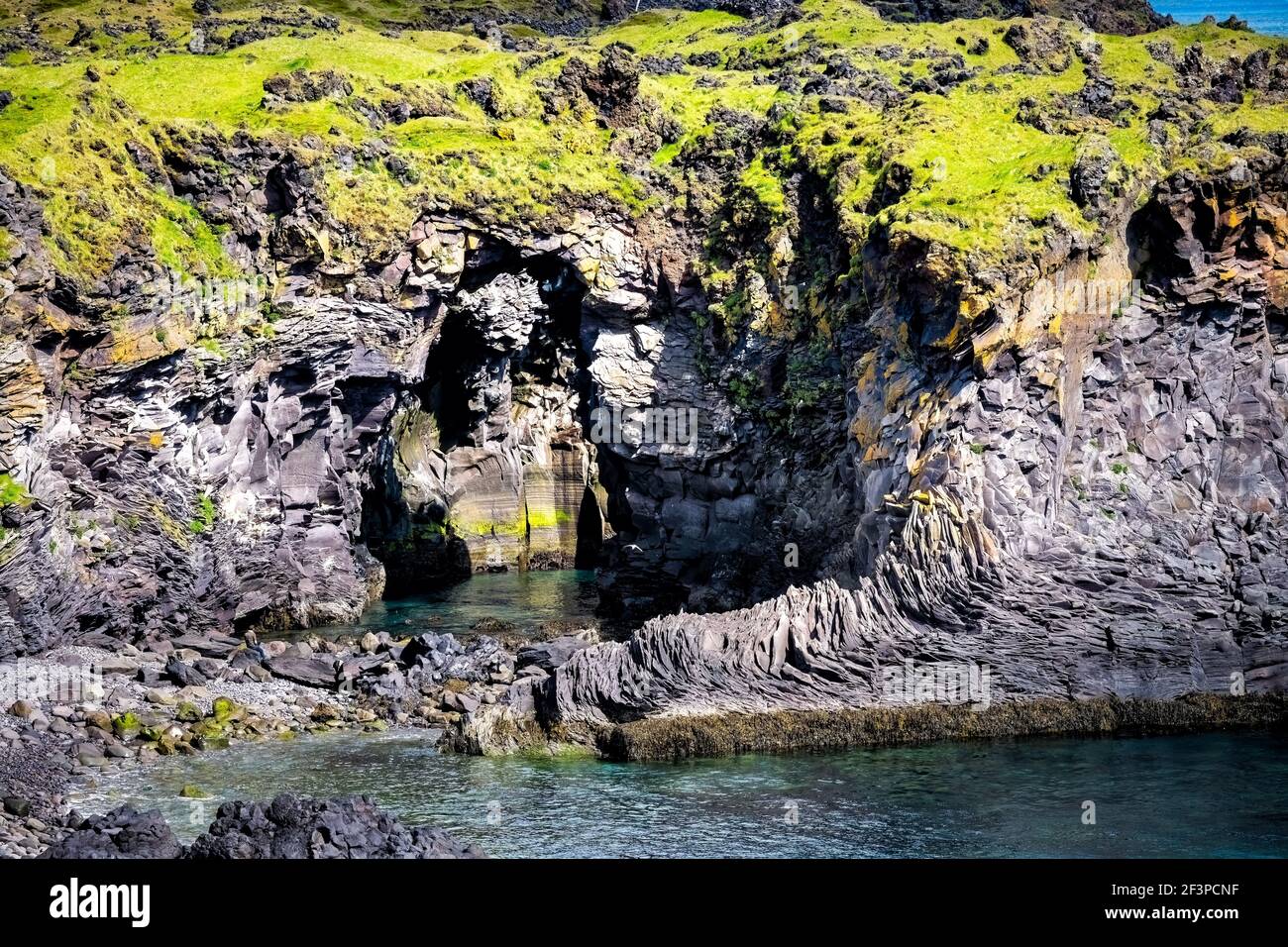 Snaefellsjokull, Islande vue sur le paysage de la formation rocheuse dans le parc national Hellnar Péninsule de Snaefellsnes avec océan et crique de grotte Banque D'Images