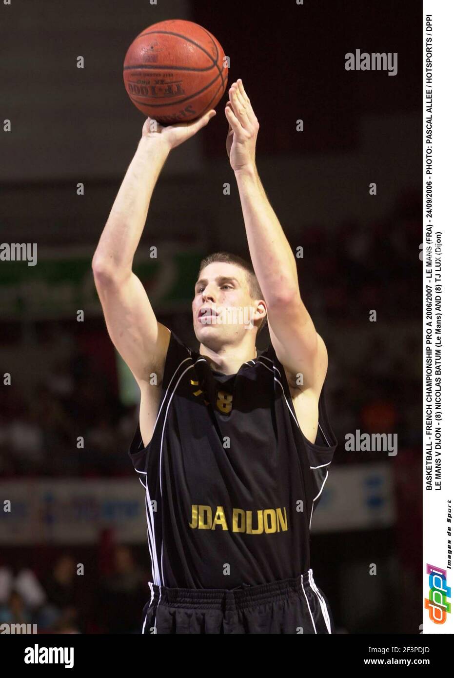 BASKETBALL - CHAMPIONNAT DE FRANCE PRO A 2006/2007 - LE MANS (FRA) - 24/09/2006 - PHOTO: PASCAL ALLEE / HOTSPORTS / DPPI LE MANS V DIJON - (8) NICOLAS BATUM (LE MANS) ET (8) TJ LUX (DIJON) Banque D'Images