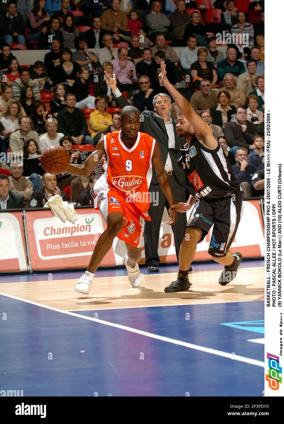 BASKETBALL - CHAMPIONNAT DE FRANCE PRO A 2007/2008 - LE MANS (FRA) - 23/02/2008 - PHOTO : PASCAL ALLEE / SPORTS CHAUDS / DPPI (9) YANNICK BOKOLO (LE MANS) ET (10) ALDO CURTI (ORLÉANS) Banque D'Images