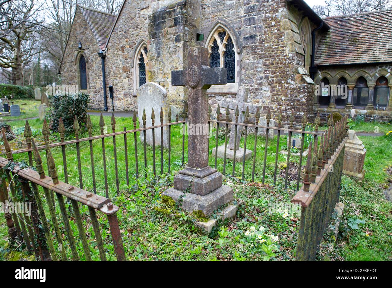 Église avec cimetière environnant et croix de pierre Banque D'Images