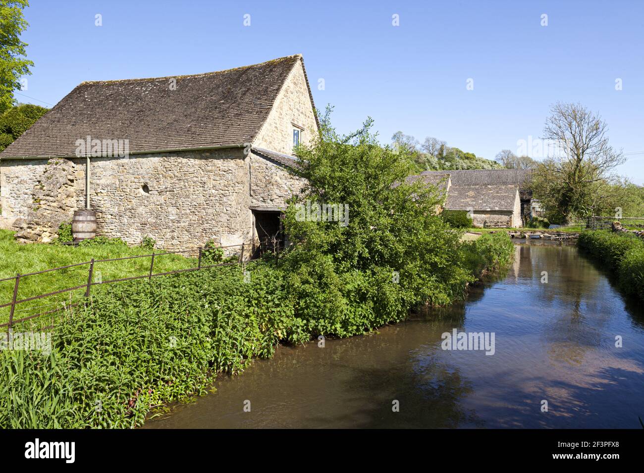La rivière Windrrush, qui coule le long du hameau de Cotswold, à Lower Harford, Gloucestershire, Royaume-Uni Banque D'Images