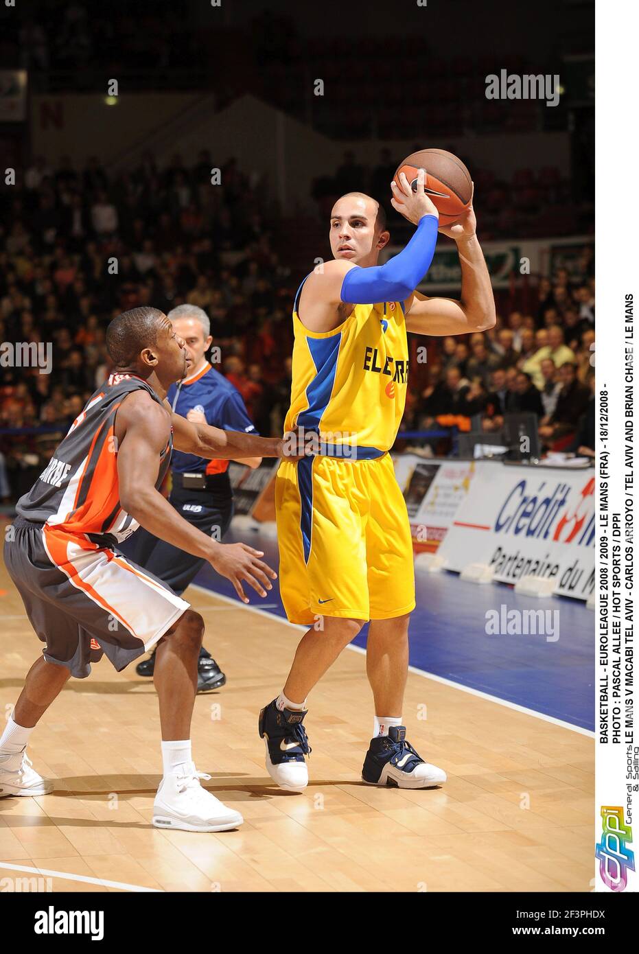 BASKETBALL - EUROLIGUE 2008 / 2009 - LE MANS (FRA) - 18/12/2008 - PHOTO : PASCAL ALLEE / SPORTS CHAUDS / DPPI LE MANS V MACABI TEL AVIV - CARLOS ARROYO / TEL AVIV ET BRIAN CHASE / LE MANS Banque D'Images