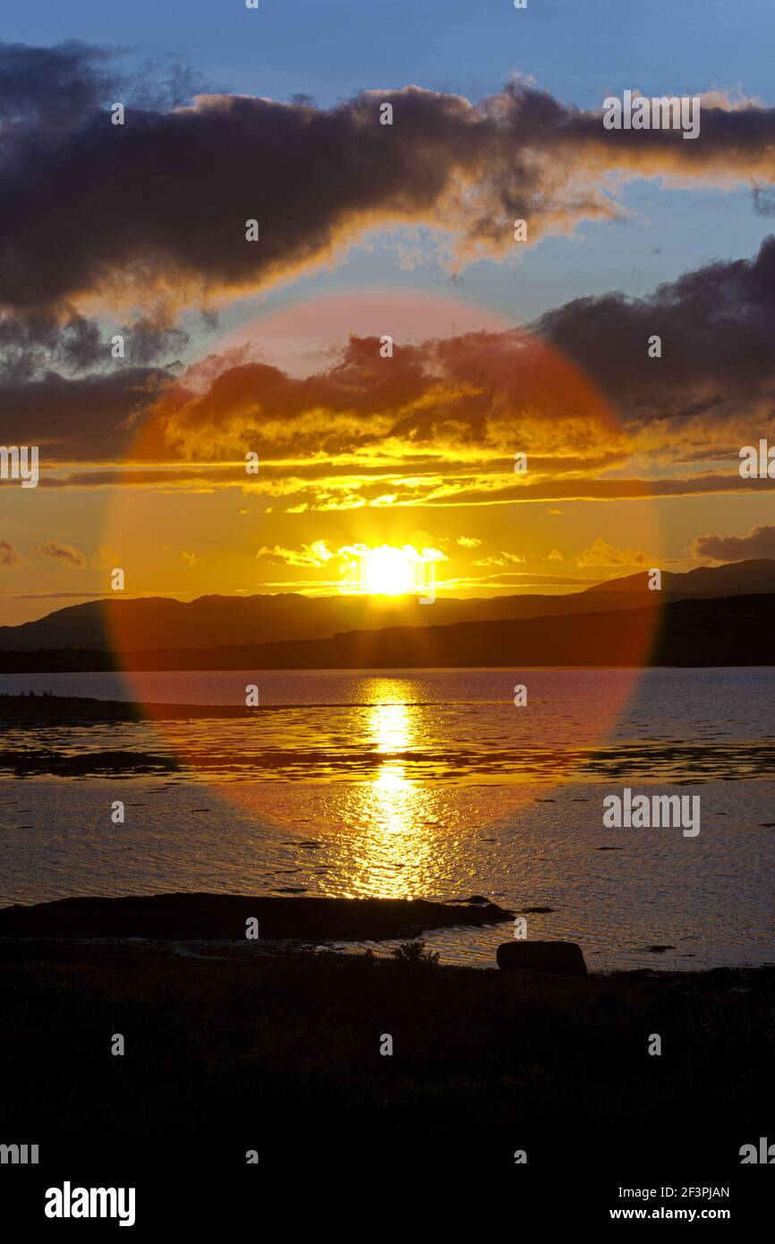 Un coucher de soleil sur le Loch na Cille jusqu'à la péninsule de Keillmore, vue depuis Danna, Knapdale, Argyll & Bute, Écosse, Royaume-Uni Banque D'Images
