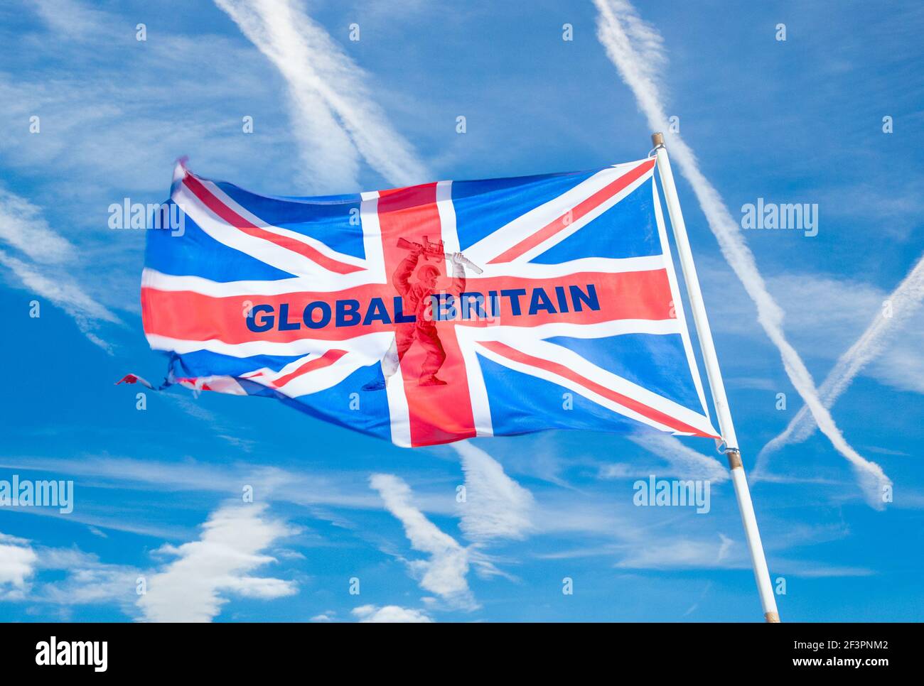 Concept global de Grande-Bretagne : drapeau de l'Union Jack avec la Grande-Bretagne mondiale et le soldat portant l'arme se chevaucheraient. Banque D'Images