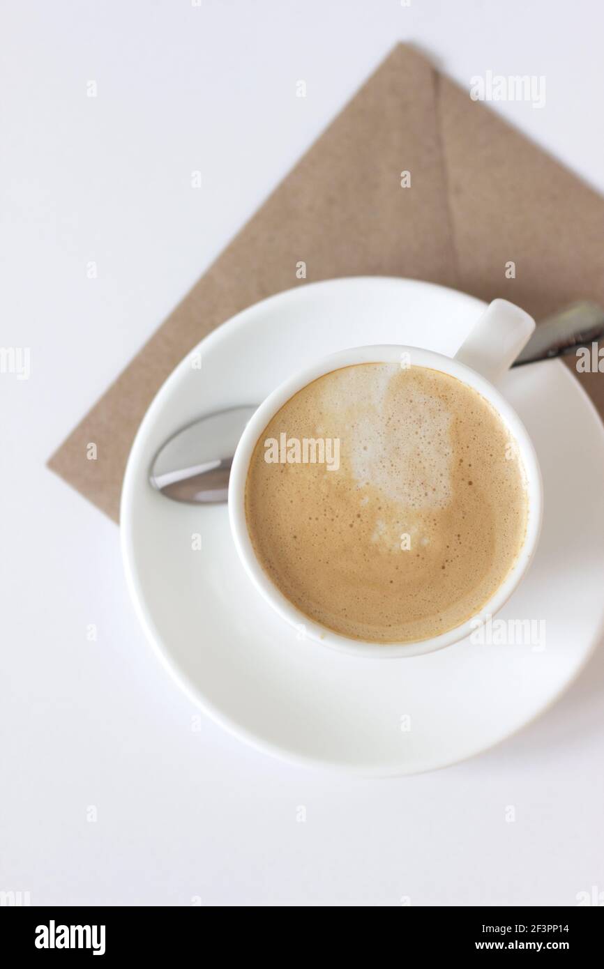 Café aromatique sur le bureau. Composition minimale de l'espace de travail. Banque D'Images