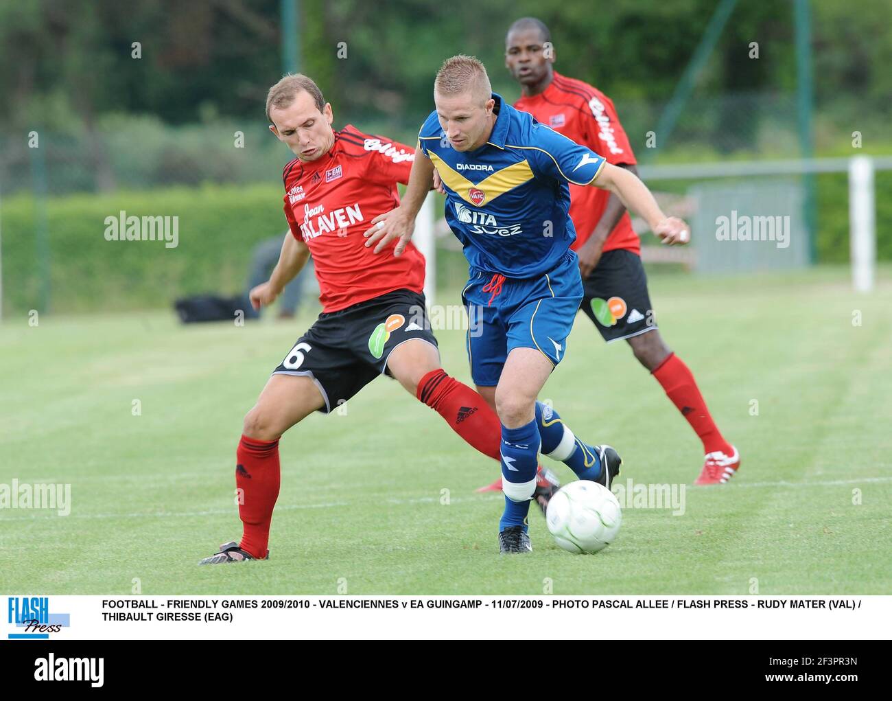 FOOTBALL - JEUX AMICAUX 2009/2010 - VALENCIENNES V EA GUINGAMP - 11/07/2009 - PHOTO PASCAL ALLEE / FLASH PRESS - RUDY MATER (VAL) / THIBAULT GIRESSE (EAG) Banque D'Images