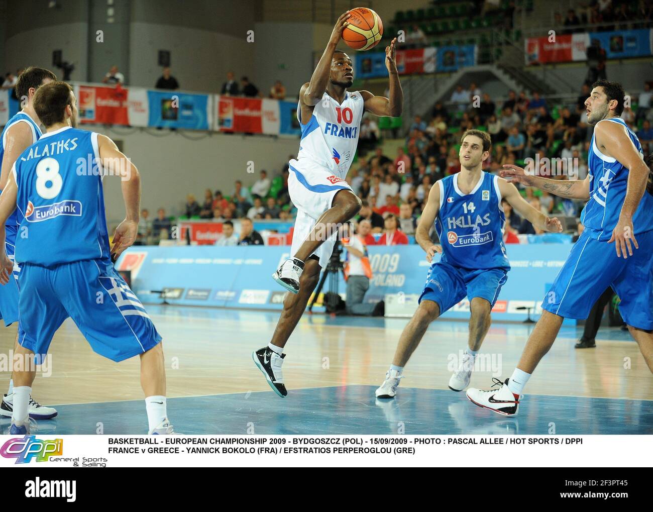 BASKET-BALL - CHAMPIONNAT D'EUROPE 2009 - BYDGOSZCZ (POL) - 15/09/2009 - PHOTO : PASCAL ALLEE / SPORTS CHAUDS / DPPIFRANCE / GRÈCE - YANNICK BOKOLO (FRA) / EFSTRATIOS PERPEROGLOU (GRE) Banque D'Images