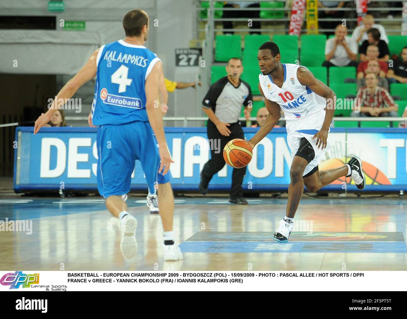 BASKET-BALL - CHAMPIONNAT D'EUROPE 2009 - BYDGOSZCZ (POL) - 15/09/2009 - PHOTO : PASCAL ALLEE / SPORTS CHAUDS / DPPIFRANCE / GRÈCE - YANNICK BOKOLO (FRA) / IOANNIS KALAMPOKIS (GRE) Banque D'Images