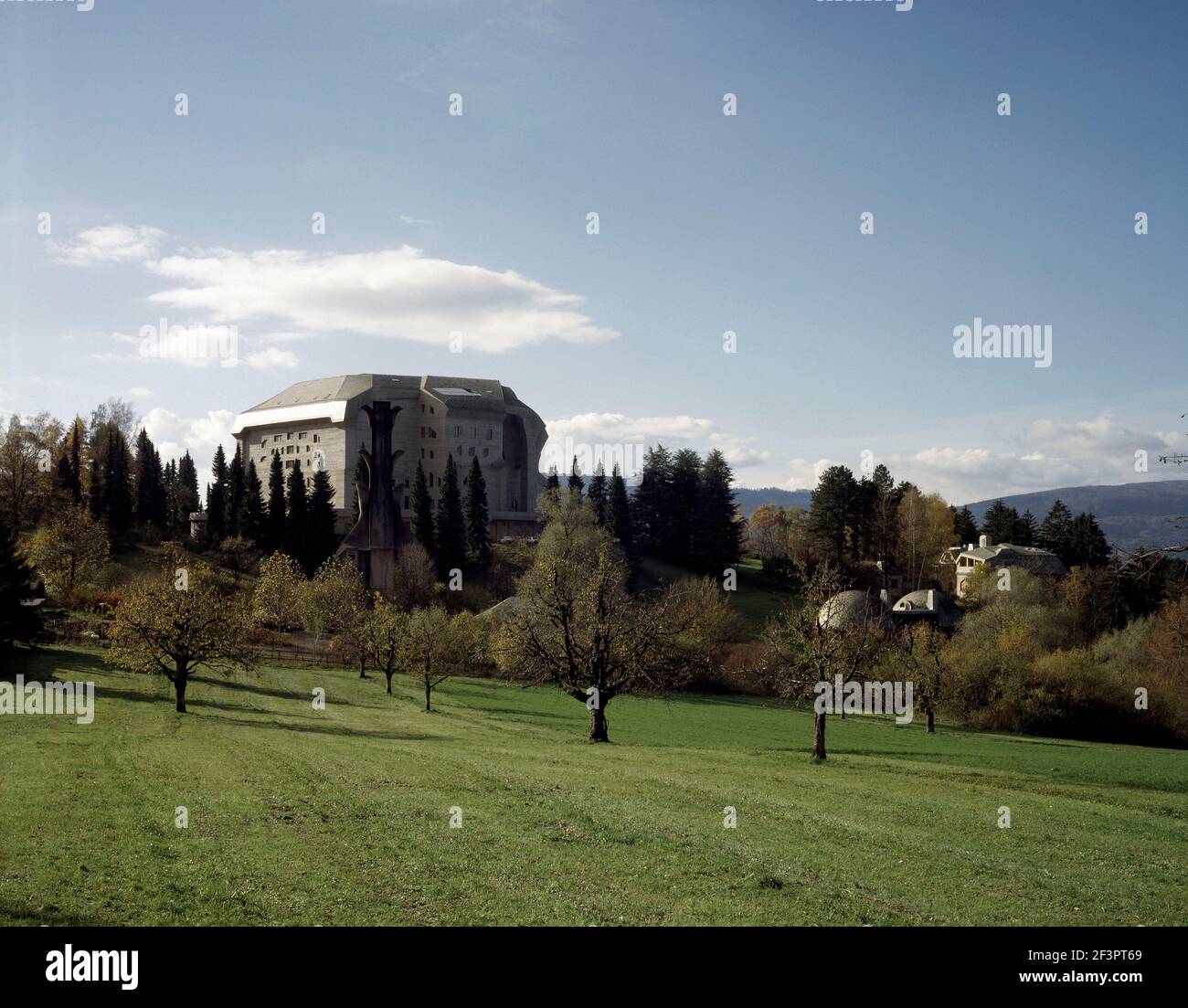 Goethesanum in Dornach, Schweiz,Außenansicht mit Obstgarten,Rudolf Steiner, 1928 Banque D'Images