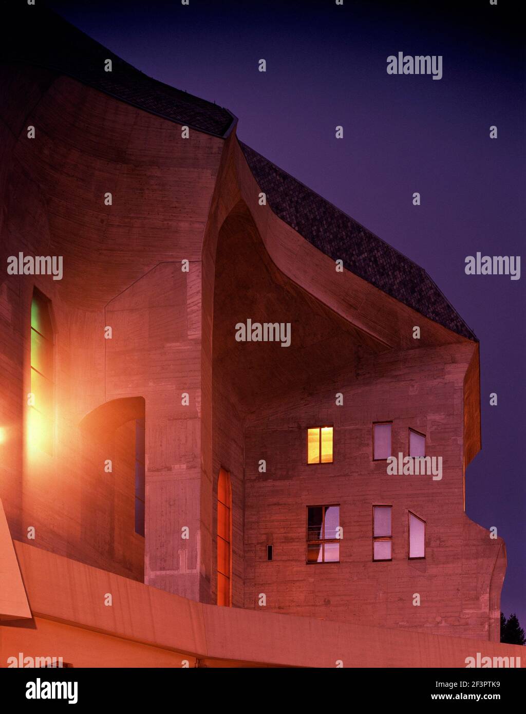 Goethesanum in Dornach, Schweiz,Außenansicht/Detail/Dämmerung,Rudolf Steiner, 1928 Banque D'Images