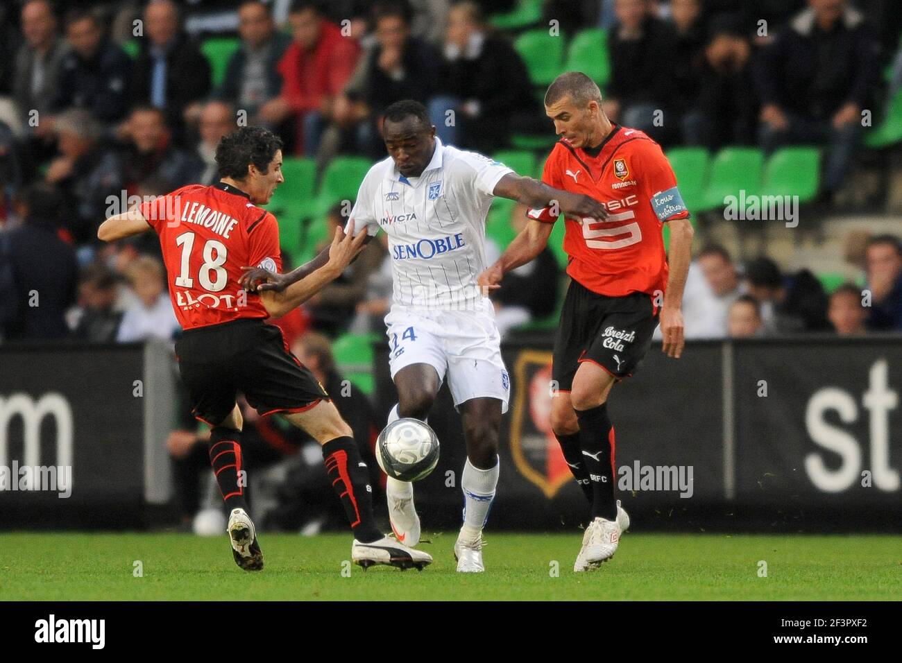 FOOTBALL - CHAMPIONNAT DE FRANCE 2009/2010 - L1 - STADE RENNAIS V AJ AUXERRE - 03/10/2009 - PHOTO PASCAL ALLEE / APPUYEZ SUR FLASH - DENNIS OLIECH (AUX) / JEROME LEROY / FABIEN LEMOINE (REN) Banque D'Images