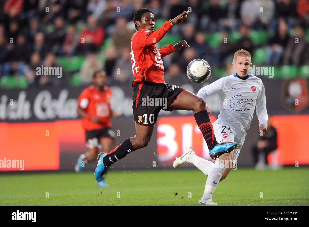 FOOTBALL - CHAMPIONNAT DE FRANCE 2009/2010 - L1 - STADE RENNAIS V VALENCIENNES - 1/11/2009 - PHOTO PASCAL ALLEE / FLASH PRESSE - ASAMOAH GYAN (REN) / RUDY MATER (VAL) Banque D'Images