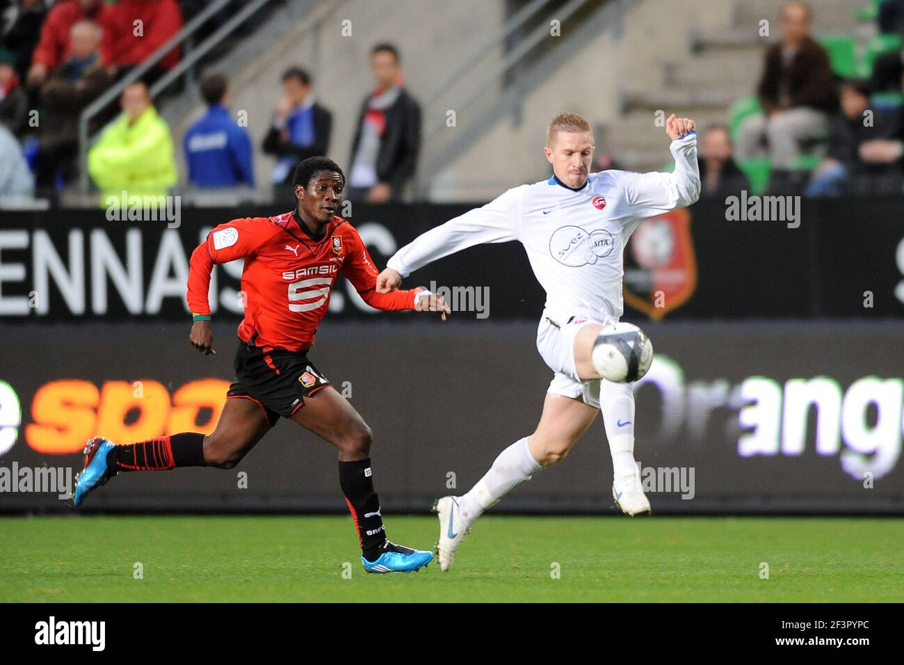 FOOTBALL - CHAMPIONNAT DE FRANCE 2009/2010 - L1 - STADE RENNAIS V VALENCIENNES - 1/11/2009 - PHOTO PASCAL ALLEE / FLASH PRESSE - RUDY MATER (VAFC) / ASAMOAH GYAN (REN) Banque D'Images