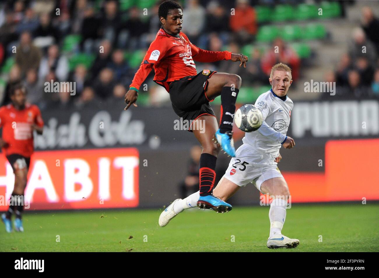 FOOTBALL - CHAMPIONNAT DE FRANCE 2009/2010 - L1 - STADE RENNAIS V VALENCIENNES - 1/11/2009 - PHOTO PASCAL ALLEE / FLASH PRESSE - ASAMOAH GYAN (REN) / RUDY MATER (VAL) Banque D'Images