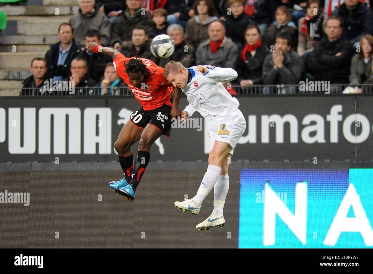 FOOTBALL - CHAMPIONNAT DE FRANCE 2009/2010 - L1 - STADE RENNAIS V VALENCIENNES - 1/11/2009 - PHOTO PASCAL ALLEE / FLASH PRESSE - RUDY MATER (VAFC) / JIRES KEMBO EKOKO (REN) Banque D'Images