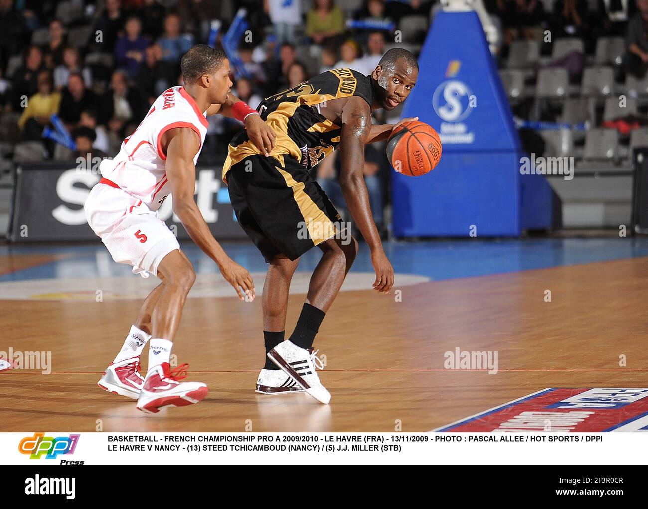 BASKETBALL - CHAMPIONNAT DE FRANCE PRO A 2009/2010 - LE HAVRE (FRA) -  13/11/2009 - PHOTO : PASCAL ALLEE / SPORTS CHAUDS / DPPILE HAVRE V NANCY -  (13) STEED TCHICAMBOUD (NANCY) / (5) J.J. MILLER (STB Photo Stock - Alamy