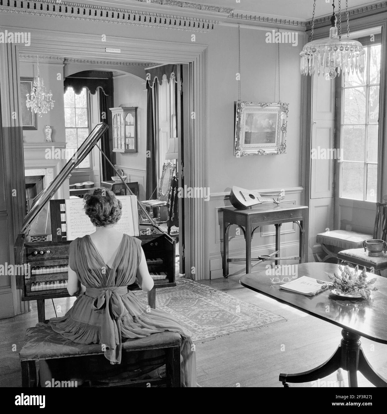 FENTON HOUSE, Hampstead, Londres. Vue intérieure montrant une femme en robe de soirée jouant au clavecin. Photographié par John gay. Plage de dates: 1960 Banque D'Images