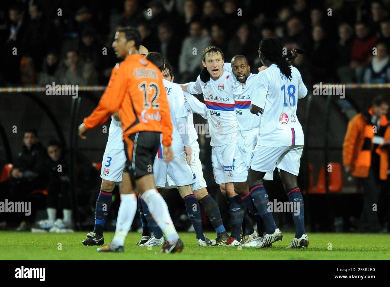 FOOTBALL - CHAMPIONNAT DE FRANCE 2009/2010 - L1 - FC LORIENT V OLYMPIQUE LYONNAIS - 20/01/2010 - PHOTO PASCAL ALLEE / DPPI - JOIE OLYMPIQUE LYONNAIS APRÈS LE BUT DE FRIST KIM KALLSTROM Banque D'Images