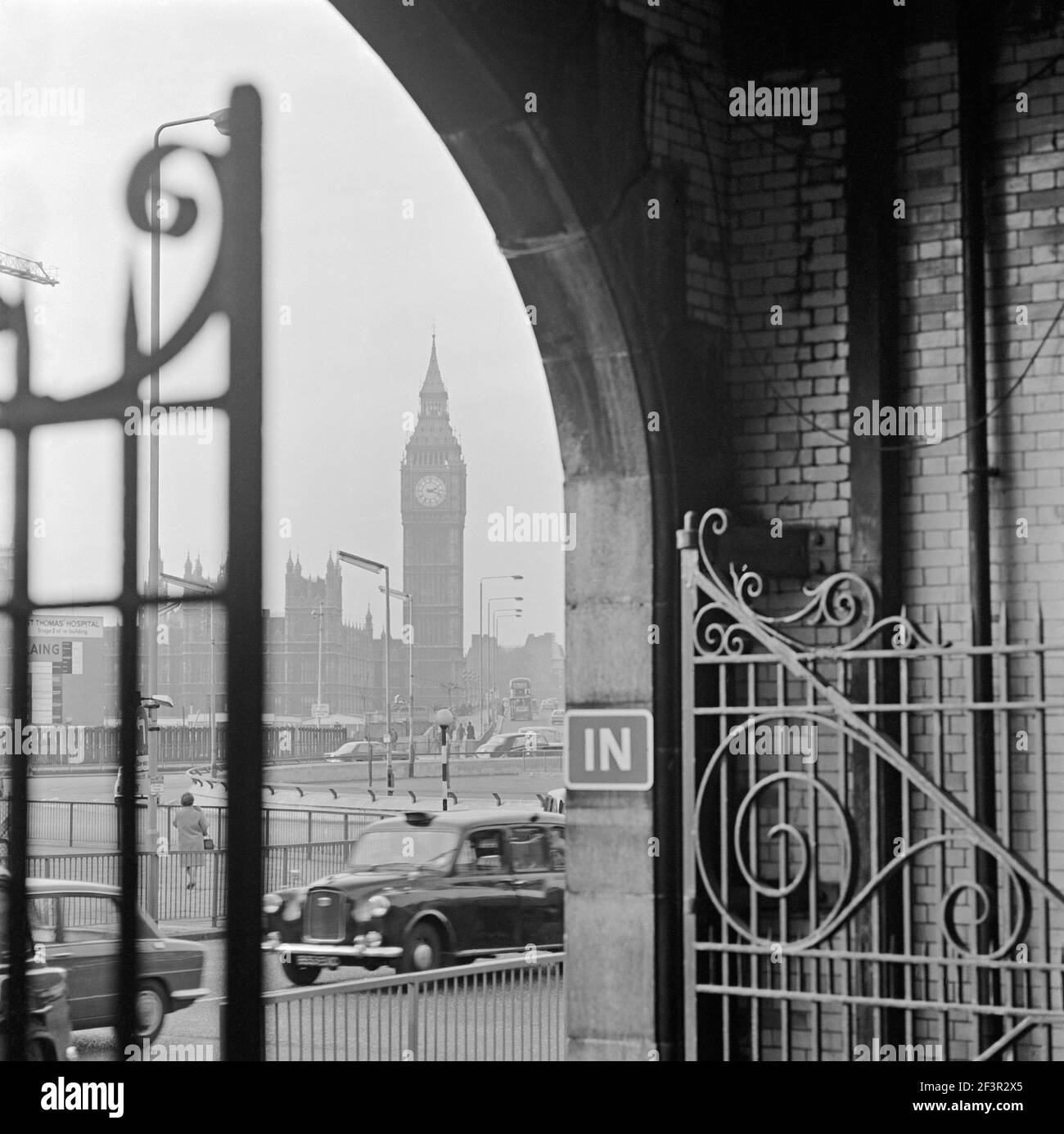 GARE DE WATERLOO, Londres. Vue depuis une passerelle en forme d'arche à la gare de Waterloo, en face de la Tamise, vers la tour d'horloge « Big Ben » et les maisons de P Banque D'Images