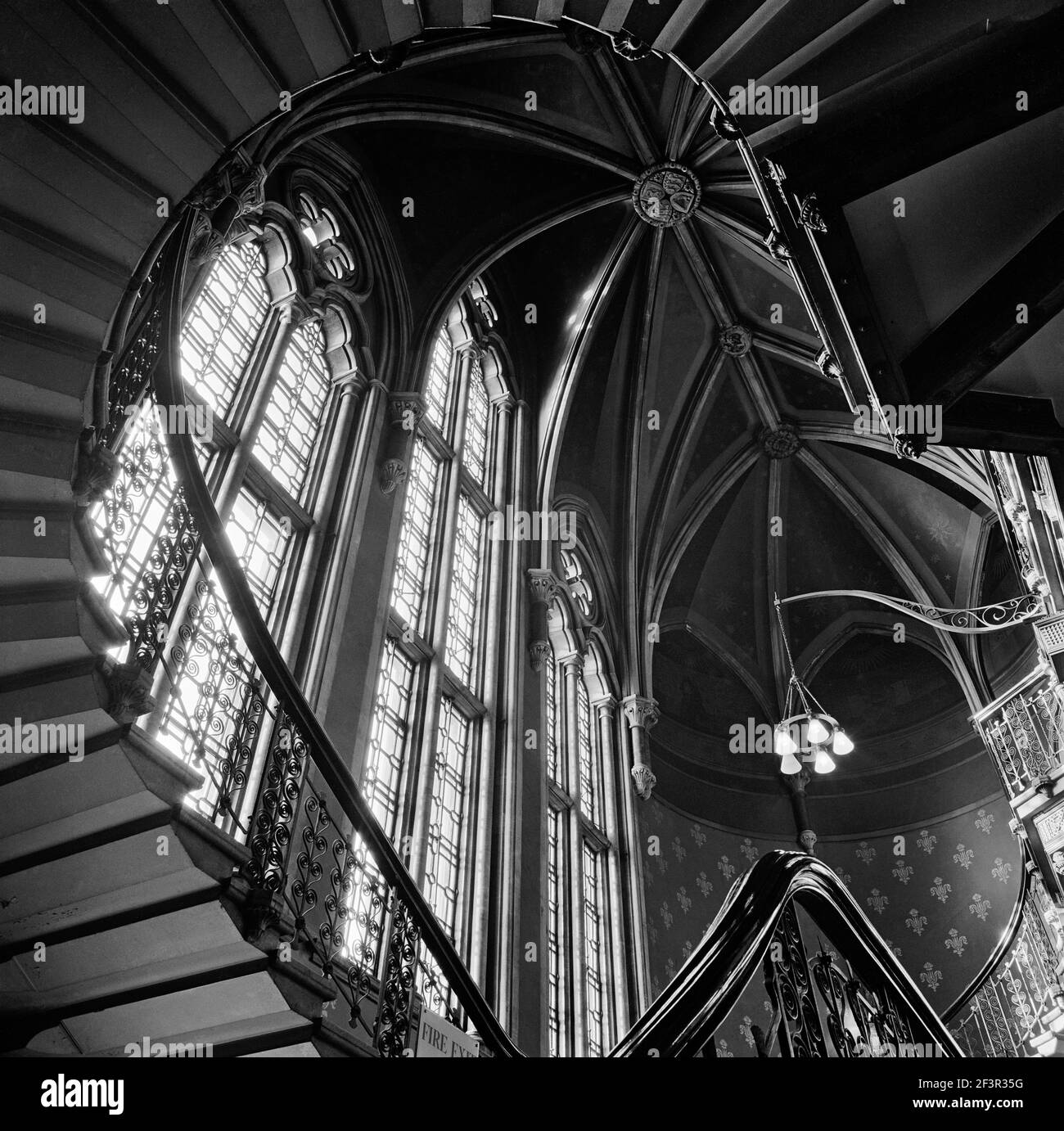 HÔTEL ST PANCRAS, LONDRES. Intérieur du Midland Grand Hotel à St Pancras, en direction du plafond voûté en pierre, au-dessus du grand escalier. PH Banque D'Images