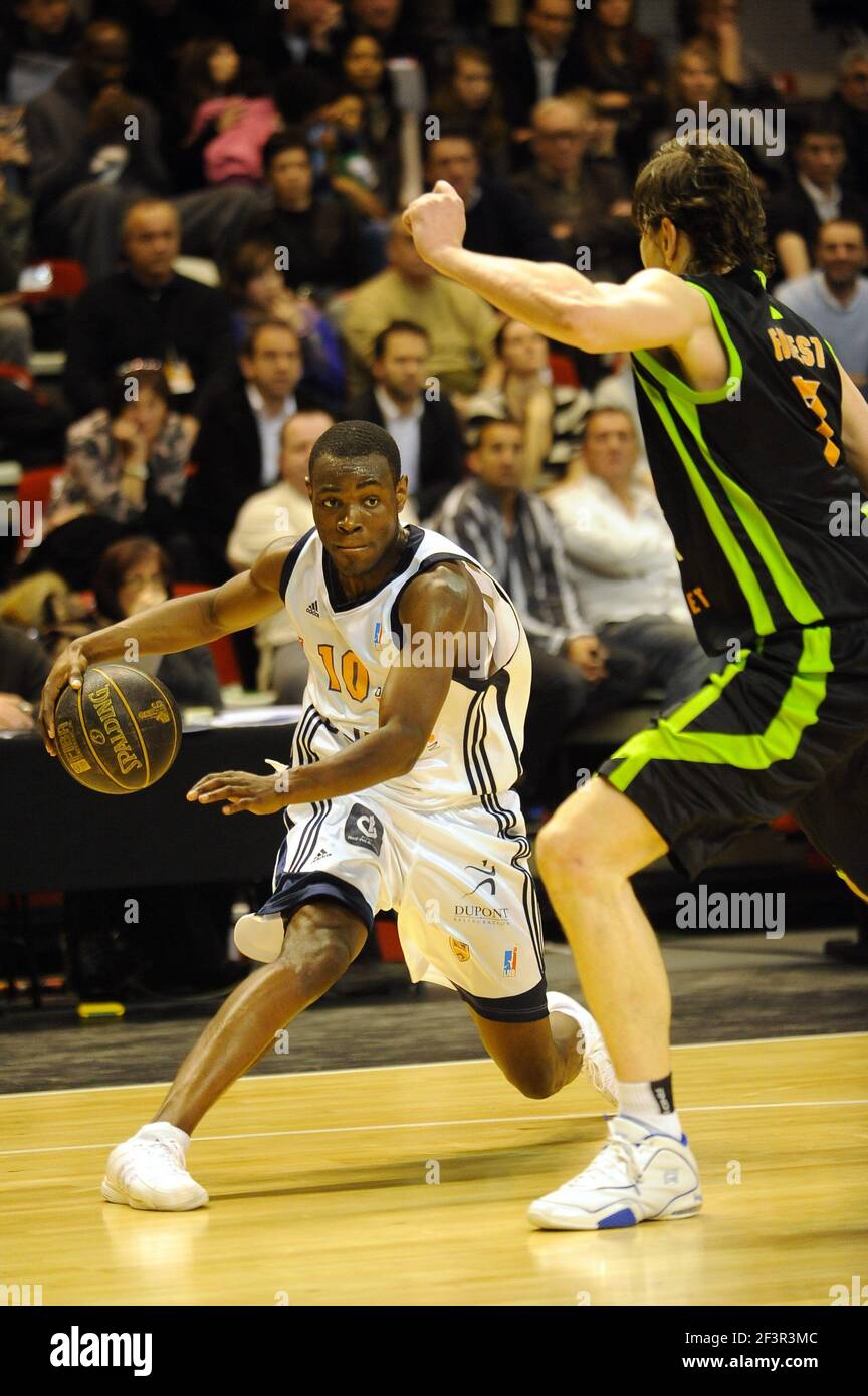 BASKET-BALL - SEMAINE DES AS 2010 - VILLEURBANNE (FRA) - 18 AU 21/02/2010 - PHOTO : PASCAL ALLEE / SPORTS CHAUDS / DPPI - YANNICK BOKOLO (GRAV) / LAURENT FOIREST (ASVEL) Banque D'Images