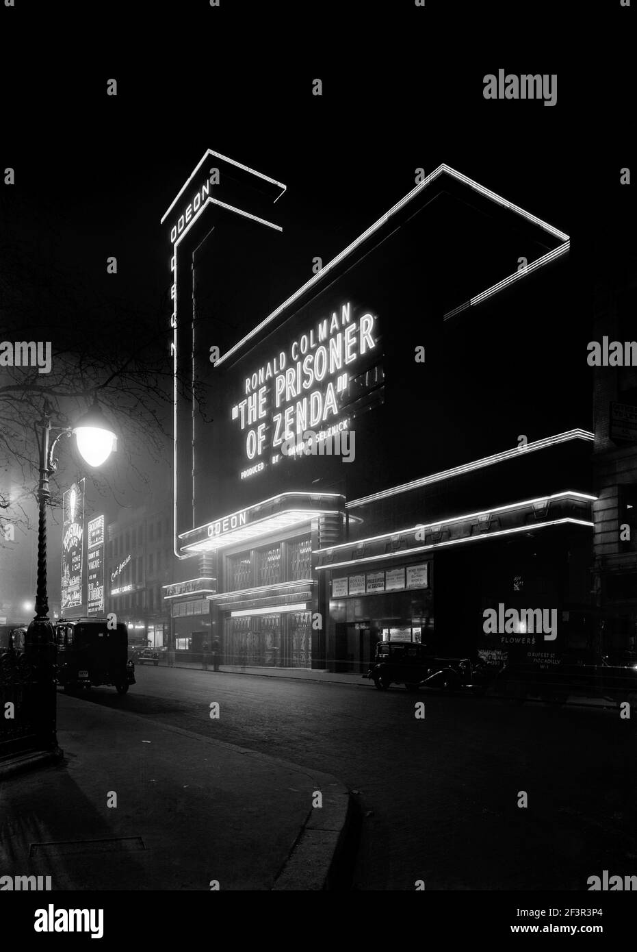 CINÉMA ODEON, Leicester Square, Londres. Une vue sur le cinéma la nuit. 1937. Banque D'Images