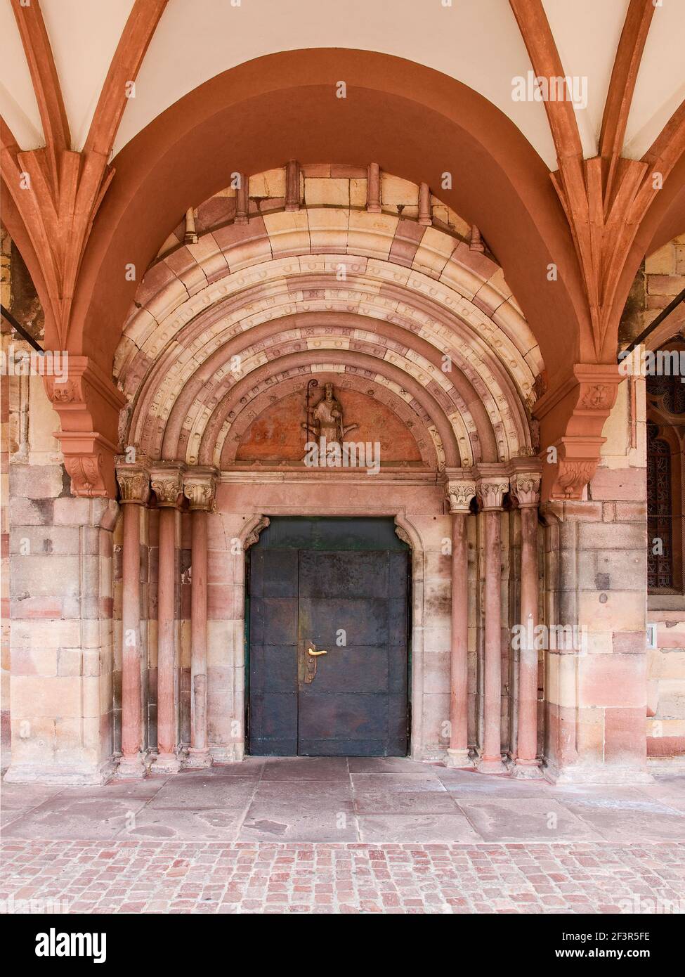 S¸dliches Querhausportal, davor die Renaissancevorhalle, Freiburg, M¸nster Unserer Lieben Frau Banque D'Images