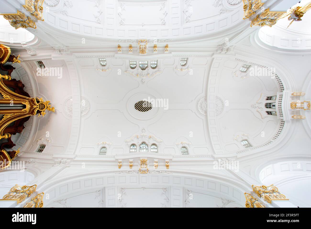 Aufblick vor der Gro?en Steinmeyer-Orgel mit ÷ffnung f¸r das Fernwerk, Hambourg, Michaeliskirche Banque D'Images
