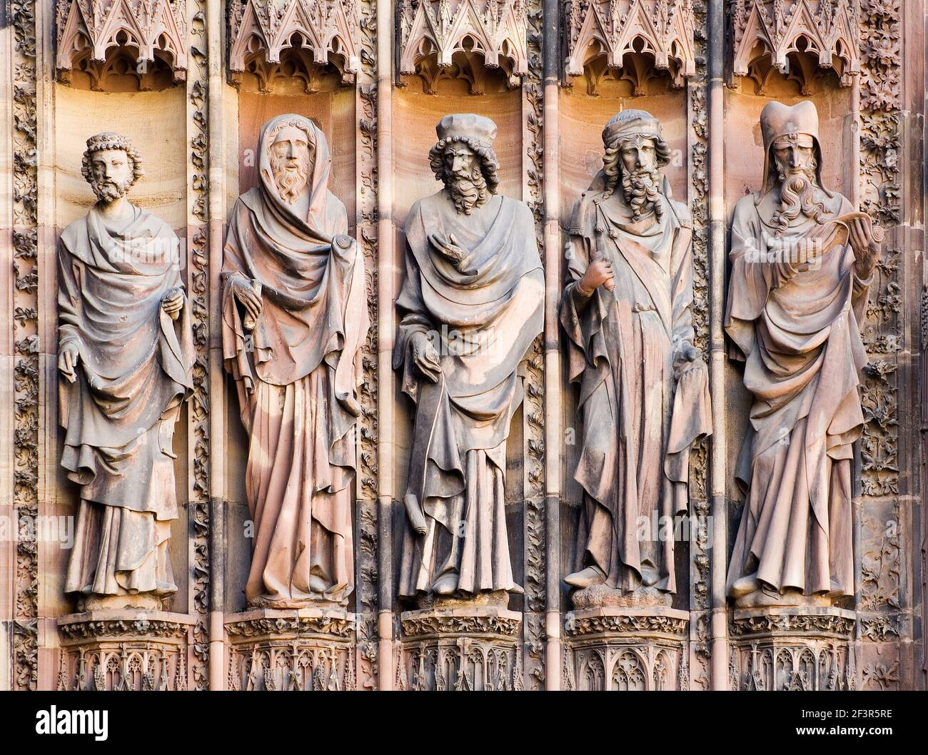Prophètes masculins sculptés sur le portail ouest de la cathédrale gothique de Strasbourg, Cathédrale notre-Dame de Strasbourg, Alsace, France Banque D'Images