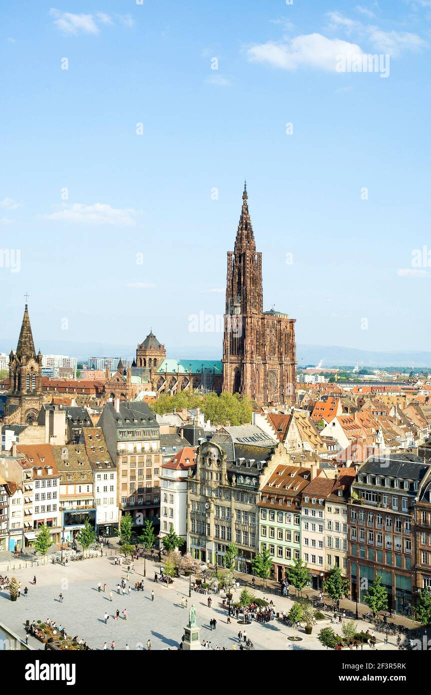 Place de la ville et bâtiments donnant sur la cathédrale gothique de Strasbourg, cathédrale notre-Dame de Strasbourg, flèche dominant, Alsace, France. Banque D'Images