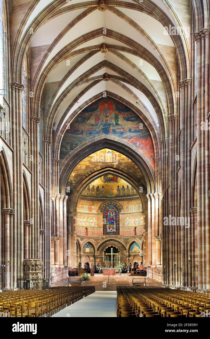 Nef en chœur dans la cathédrale gothique de Strasbourg, Cathédrale notre-Dame de Strasbourg, Alsace, France Banque D'Images