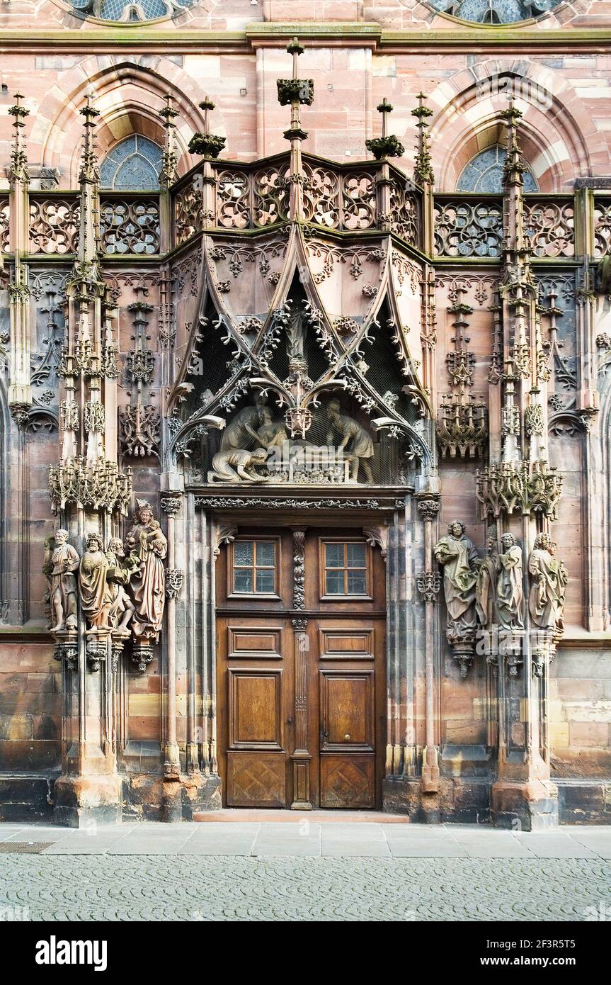 Figures humaines sculptées et décoration gothique sur le portail nord de la Cathédrale de Strasbourg, Cathédrale notre-Dame de Strasbourg, Alsace, France Banque D'Images