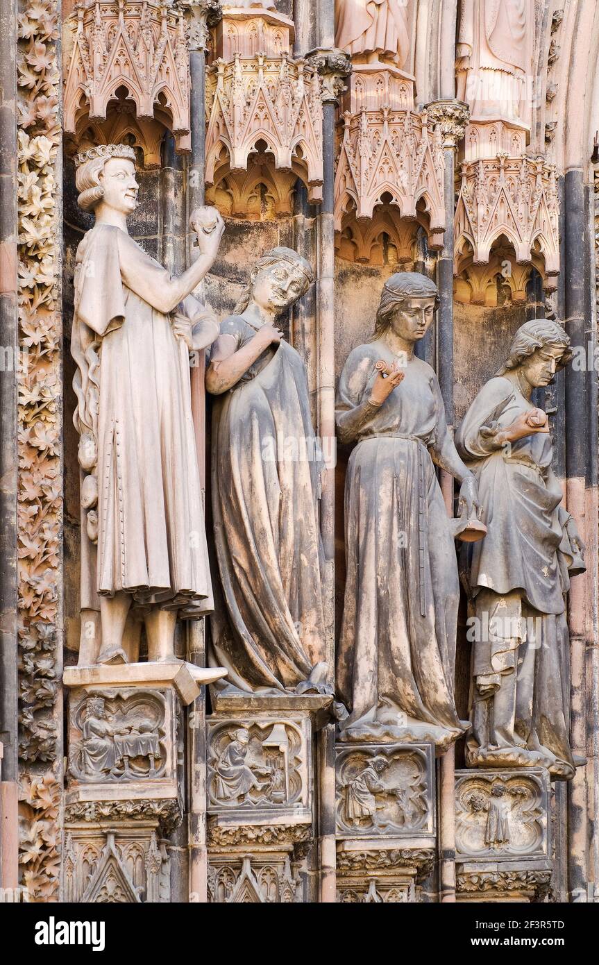 Sculptée femelle vierge sur le portail ouest de la cathédrale gothique de Strasbourg, Cathédrale notre-Dame de Strasbourg, Alsace, France Banque D'Images
