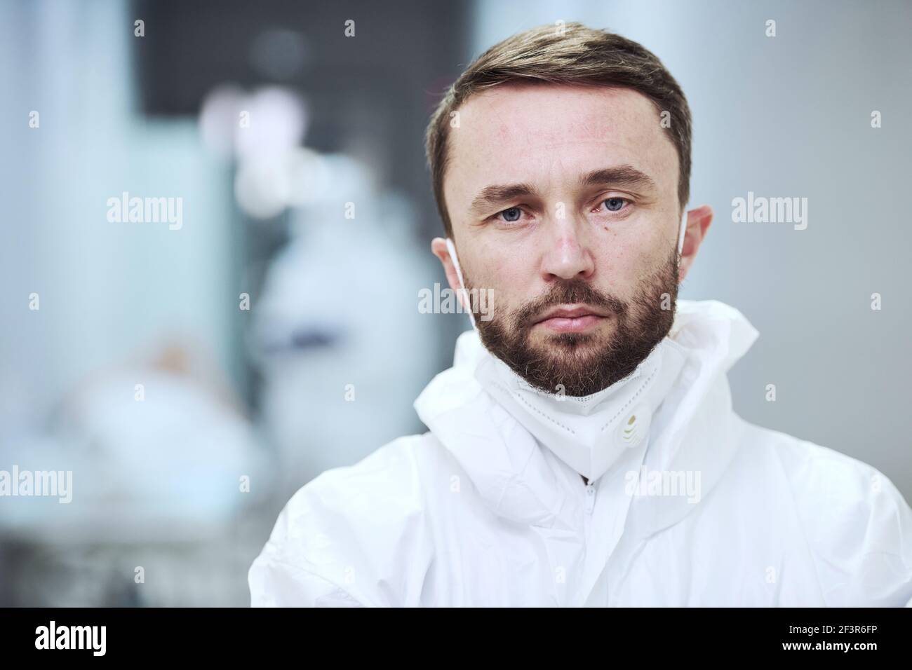 Portrait d'un médecin de sexe masculin à l'hôpital qui regarde la caméra Banque D'Images