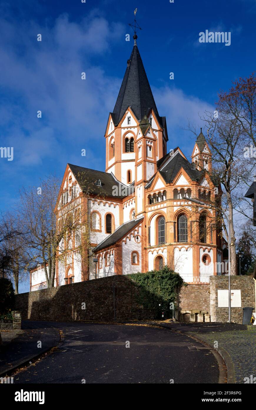Église Saint-Pierre, construite en 1863 à Remagen (Sinzig), Allemagne Banque D'Images