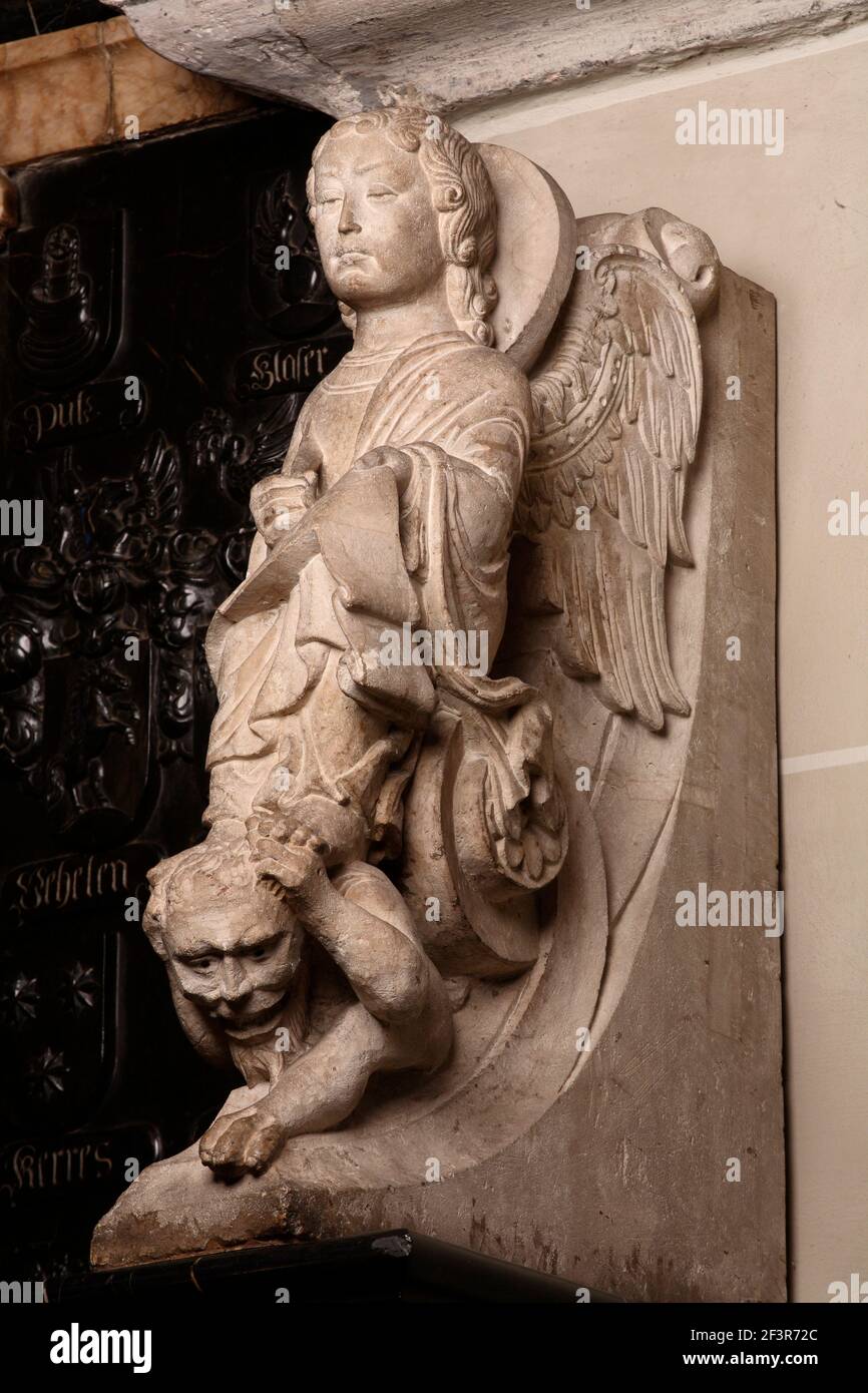 Détail de la figure en pierre de l'ange et du lion à côté de la chorale dans la cathédrale de Bonn, en Allemagne Banque D'Images