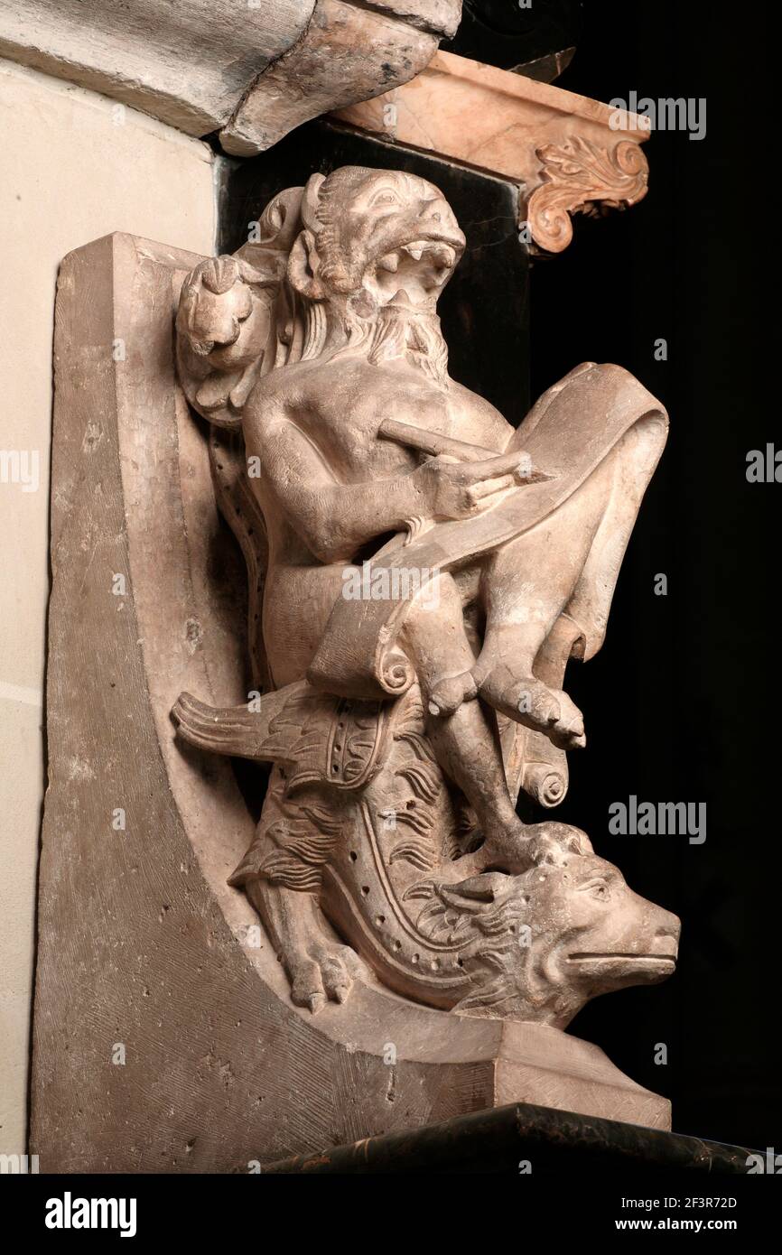 Détail de la figure en pierre du diable et du lion sur les marches de la chorale à la cathédrale de Bonn, Allemagne Banque D'Images