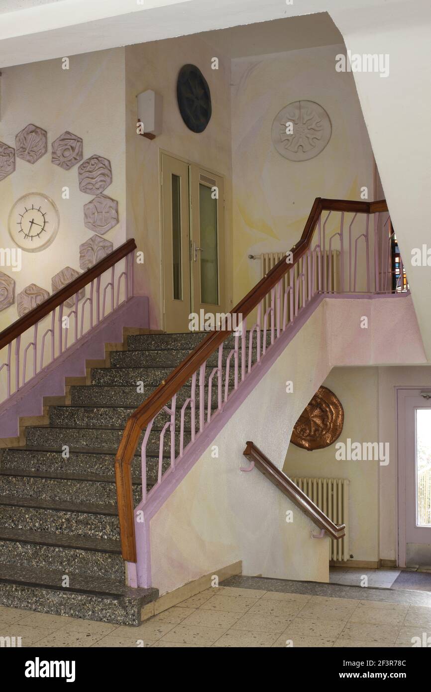 Escalier en pierre avec des installations colorées dans l'école libre Waldorf, Krefeld, Allemagne. C'était la septième école de Waldorf, une école qui enseigne basée Banque D'Images