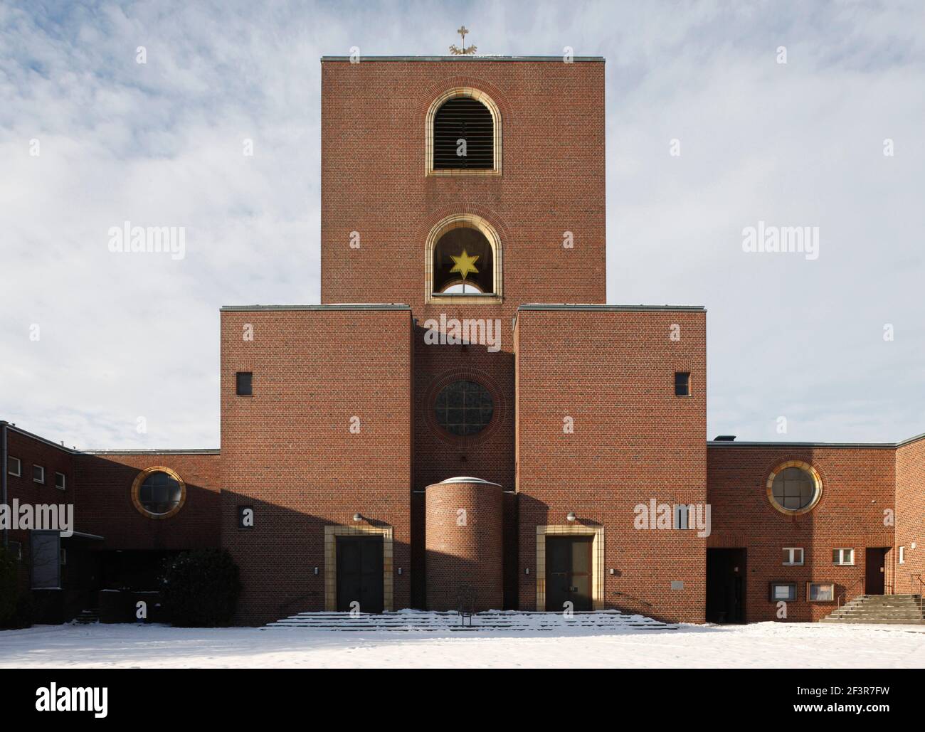Conception moderniste de l'église catholique St Peter Waldhausen, conçue par Clemens Holzmeister en 1932/1933 à Monchengladbach, Allemagne Banque D'Images