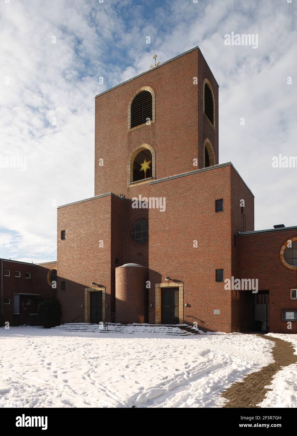 Conception moderniste de l'église catholique St Peter Waldhausen, conçue par Clemens Holzmeister en 1932/193 Monchengladbach, Allemagne Banque D'Images