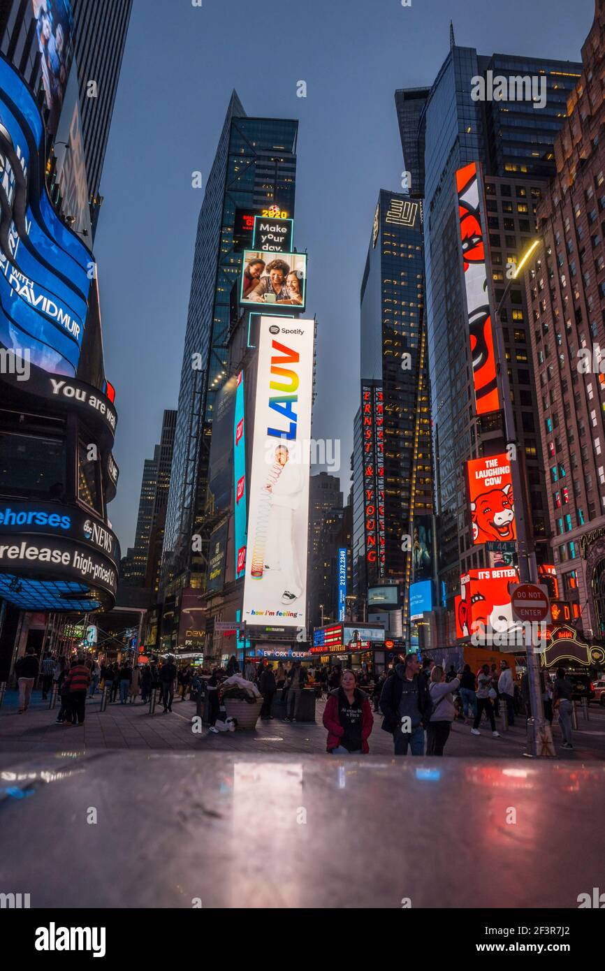 Lumières et bâtiments à Time Square dans la soirée New York, New York Banque D'Images