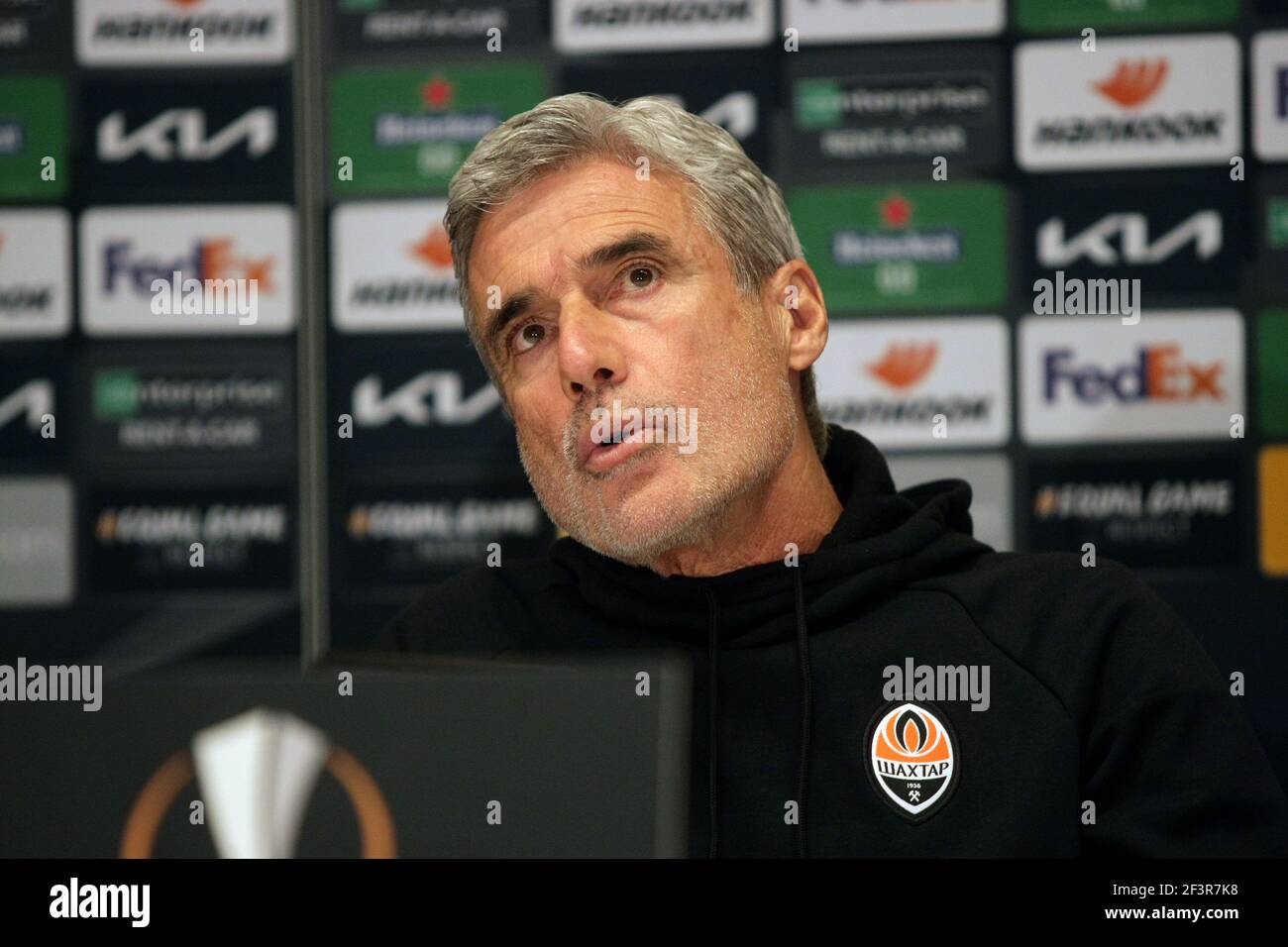 Kiev, Ukraine. 17 mars 2021. Kiev, UKRAINE - 17 MARS 2021 - l'entraîneur en chef du FC Shakhtar Donetsk Luis Casto est vu lors de la conférence de presse avant le Round de l'UEFA Europa League de 16 2ème match contre A.S. Roma au NSC Olimpiyski, Kiev, capitale de l'Ukraine crédit: UKRINFORM/Alay Live News Banque D'Images
