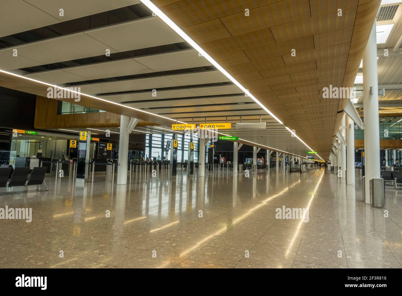 Salles de départ vides à l'aéroport de Londres Heathrow Banque D'Images