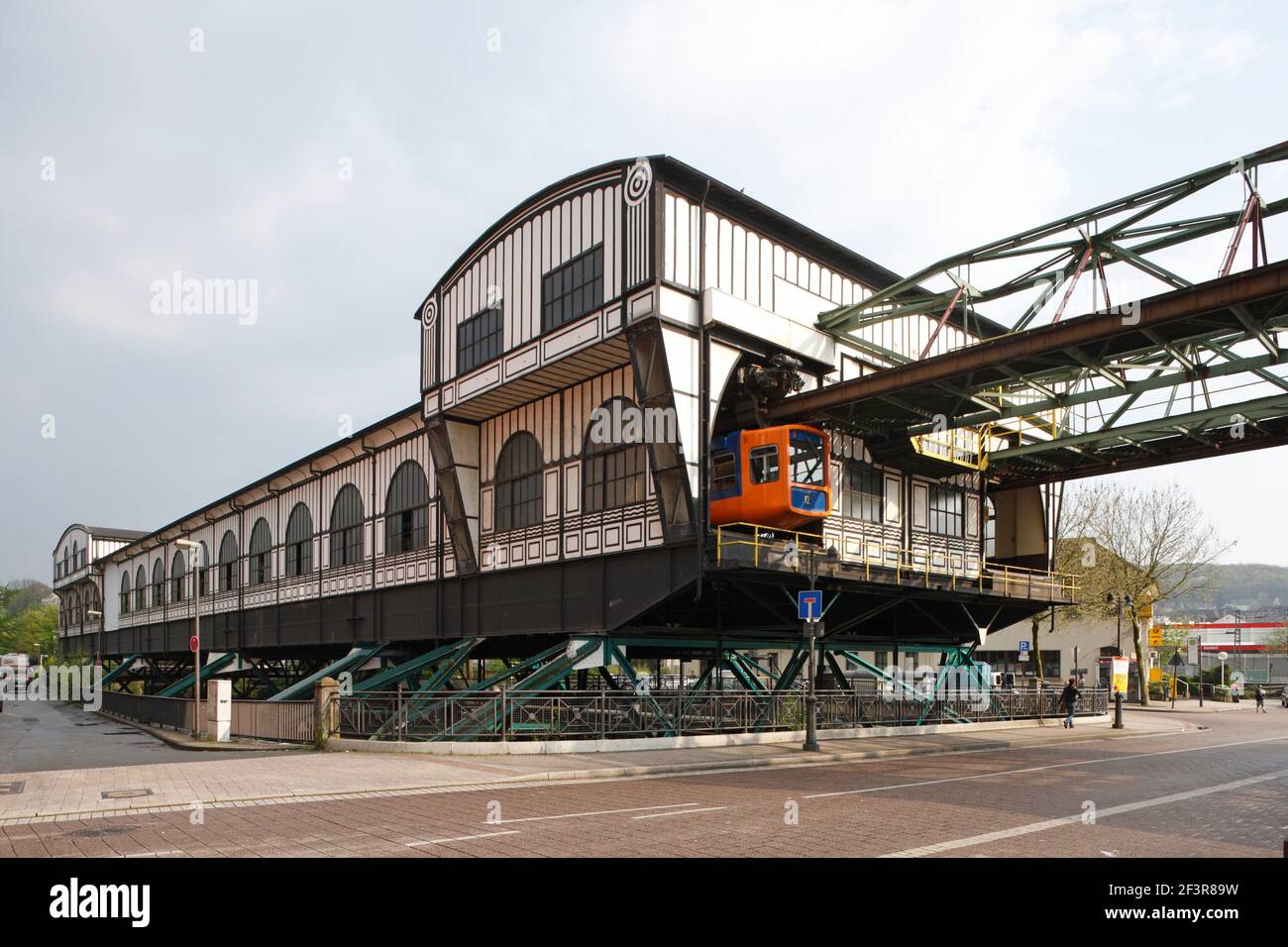 Une gare pour le Wuppertal Schwebebahn, ou le tramway flottant Wuppertal, un chemin de fer suspendu à Wuppertal, en Allemagne. Banque D'Images