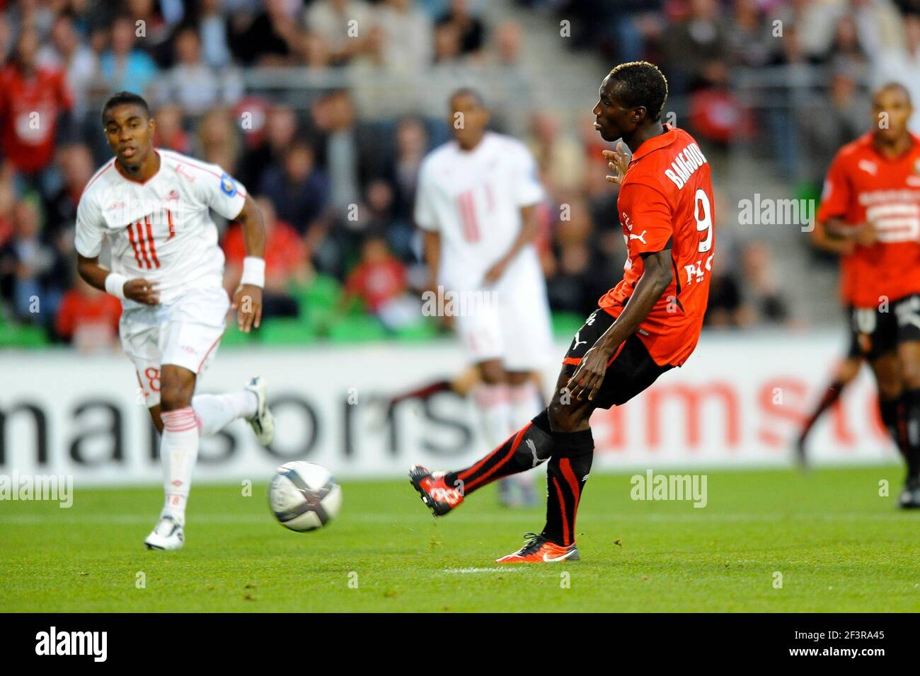 FOOTBALL - CHAMPIONNAT DE FRANCE 2010/2011 - L1 - STADE RENNAIS V LILLE OSC - 07/08/2010 - PHOTO PASCAL ALLEE / DPPI - OBJECTIF ISMAEL BANGOURA (RENNES) / FRANCK BERIA (LILLE) Banque D'Images